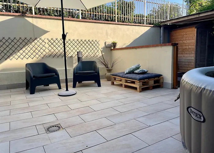 Flat With Terrace & Pool * מונדלו
